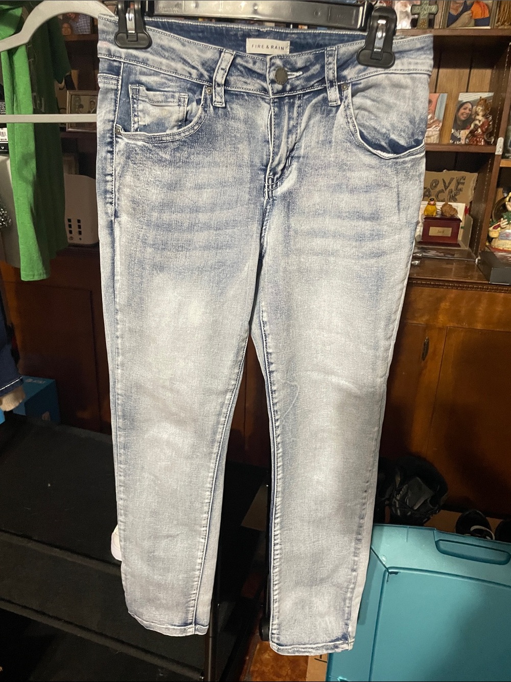 Light Wash Cropped Skinny Jeans in Faded Blue